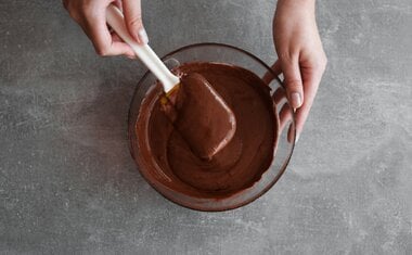 Imagem de destaque para Este bolo-mousse de chocolate é delicioso e precisa de apenas 2 ingredientes