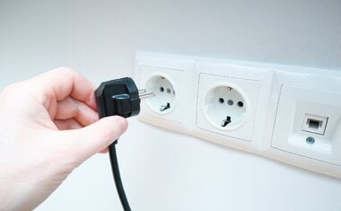 Imagem de destaque para Vai viajar? Confira os 9 aparelhos que devem ficar fora da tomada para não elevar a conta de luz